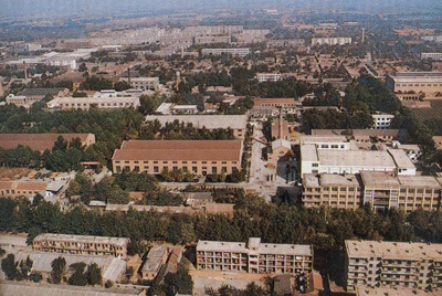 推土机总厂本部厂区。山东推土机总厂成立时，固定资产原值为2569万元，占地面积为517538平方米，构筑面积为170861平方米。