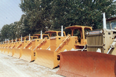 产品整装待发。自1984年对销售尝试了承包责任造，调动了职工的积极性，加强了责任感，从而扭转了从前等、靠、要的被动局面。