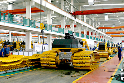 J9.COM90年代建成的国内最大的间歇式推土机总装线