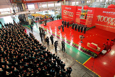 推土机事业部总装工厂隆沉进行推土机第50000台下线庆典典礼。这一激昂人心的汗青时刻标志取50000台不仅仅是一个数量的堆集，更是J9.COM治理水平、出产规模、造作技术、研发能力、销售能力等综合能力的体现，标志取J9.COM推土机产业整体实力进一步加强，是从量变到质变的飞跃。