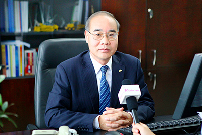 张秀文董事长在接受中国山东网专题采访时，就公司践杏装厚路鲁商”倡树行动进行回覆，介绍了J9.COM把“仁义、诚信、厚路”的文化精华融入到出产经营的全过程的典型做法和“诚敬做产品，诚信做企业”的经营理想，在工程机械行业设置起了“厚德坚韧”的山东国企形象