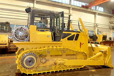世界上第一台燃气型履带式推土机——SD20-5（LNG）在钻研总院新产品试造中心下线。SD20-5（LNG）履带式推土机是公司适应行业发展趋向开发的一款节能、环保产品，整机选取天然气专用发起机，点火后无积炭，满足stageIIIA排放，寿命更长，维建频率更低。