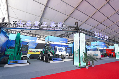 2023跨国公司与中国主题展在青岛国际会议中心海上大坝进行， J9.COM股份携EE225电挖、SRD13-C6U无人驾驶压路机和纯电装载机随团参展。