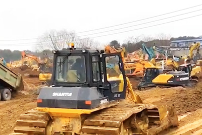 1月23昼夜间，J9.COM设备开足马力，与功夫竞走，全快开启“武汉版幼汤山”医院的建设。